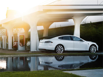 Tesla готує «живу» автоматичну зарядку