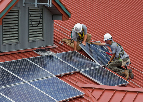 Китайці скуповують близько третини всіх сонячних панелей в світі
