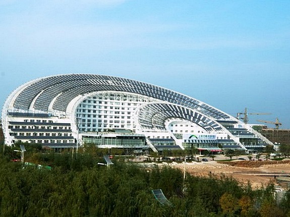 У Китаї побудували найбільшу в світі офісну будівлю на сонячній енергії