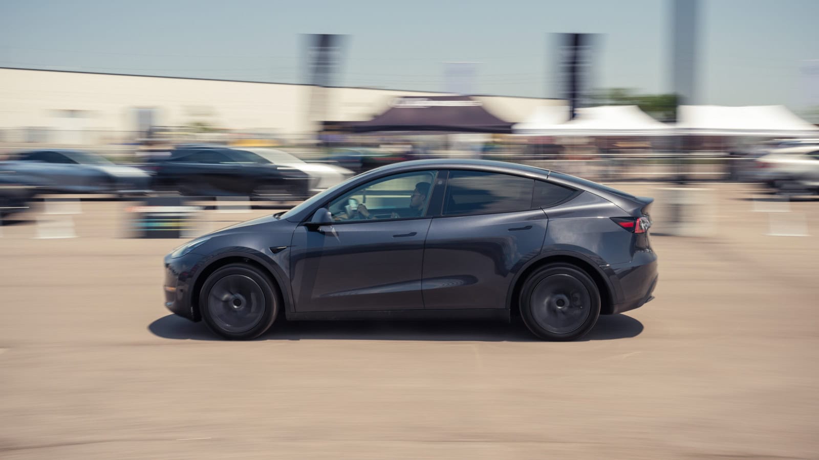 Запас автівок Tesla Model Y зі знижками опустив ціну моделей з повним приводом нижче $40К завдяки податковому кредиту в $7,500, представляючи унікальну можливість на ринку електричних SUV у 2024 році. Отримайте вигоду від унікальних знижок на Tesla Model Y, які знижують ціну нижче $40К!