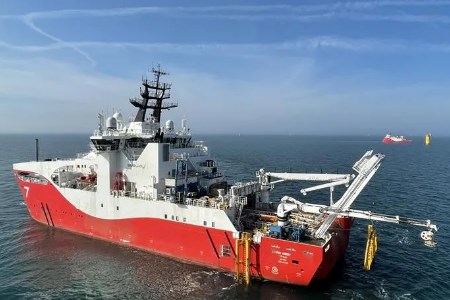 Від імені EnBW компанія Seaway7 встановила перший з 64 кабелів для внутрішньої мережі, загальною довжиною 100 км. Досліджте, як нові технології змінюють ландшафт альтернативної енергетики!