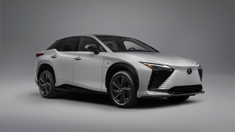2026 Lexus RZ 550e F SPORT отримує симульоване ручне управління та 402 к.с. для покращення досвіду електромобіля