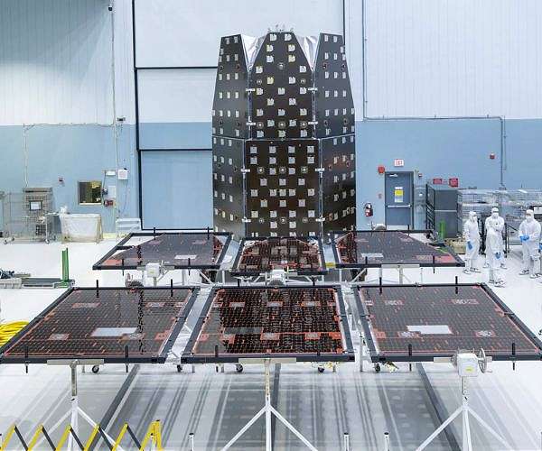 NASA завершила установку сонячних панелей для телескопа Романа