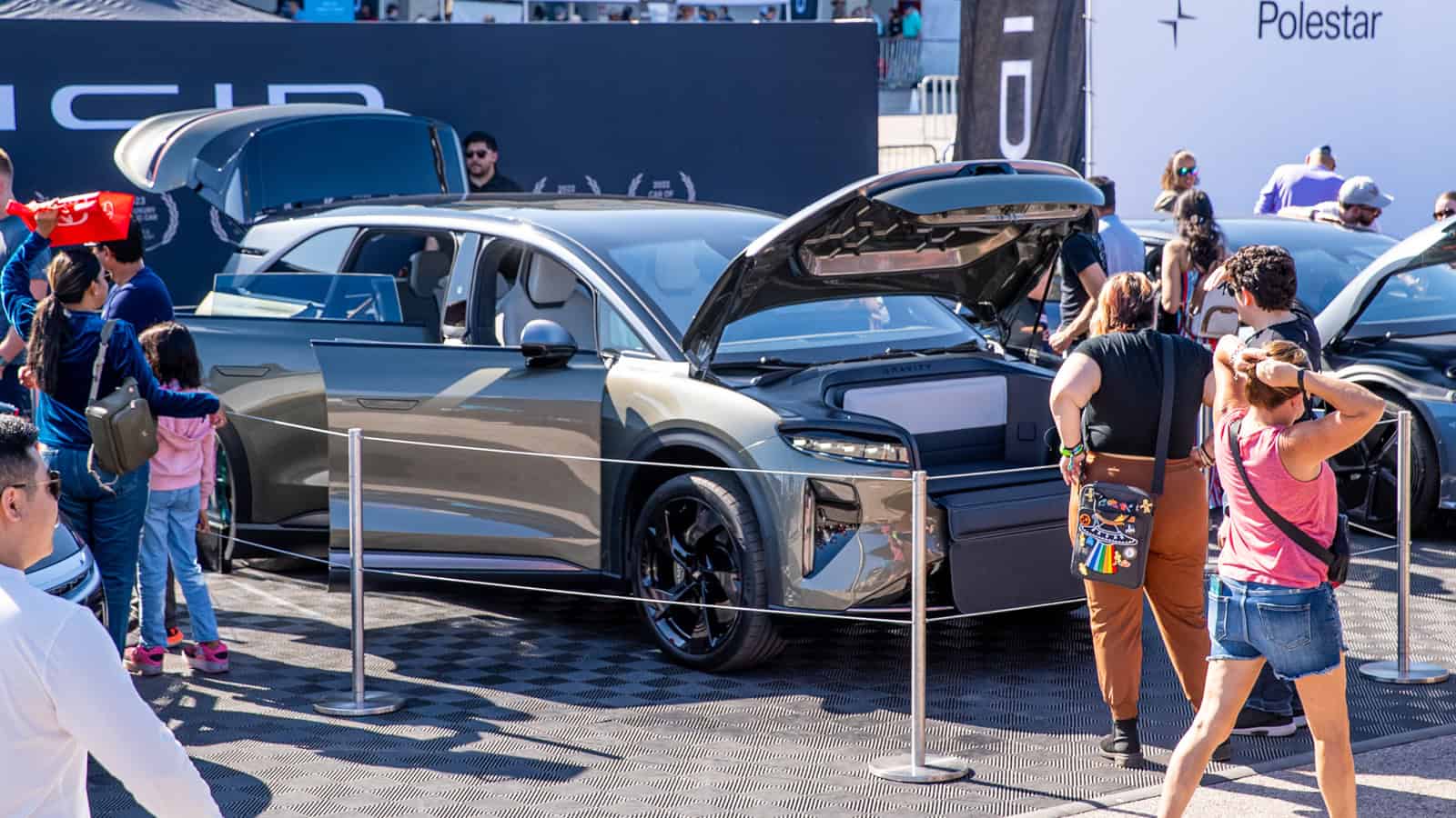 Lucid Gravity вирішує одну проблемну ситуацію з водінням, яку всі навчились ігнорувати