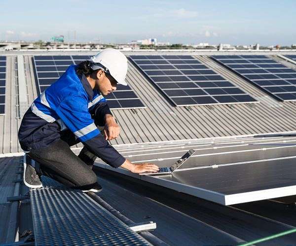 Прогнози виходу сонячних панелей за допомогою системи одиничного фото та виявлення втрат орієнтації в міських умовах